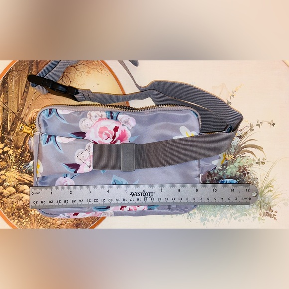 NWT Nylon Crossbody/Belt/Shoulder Totes-40”Adjustable Strap, 4 Gold Zip Pockets - Picture 9 of 16